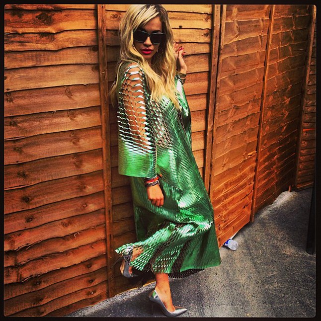 Rita Ora imádja az új Vionnet fellépőruháját.