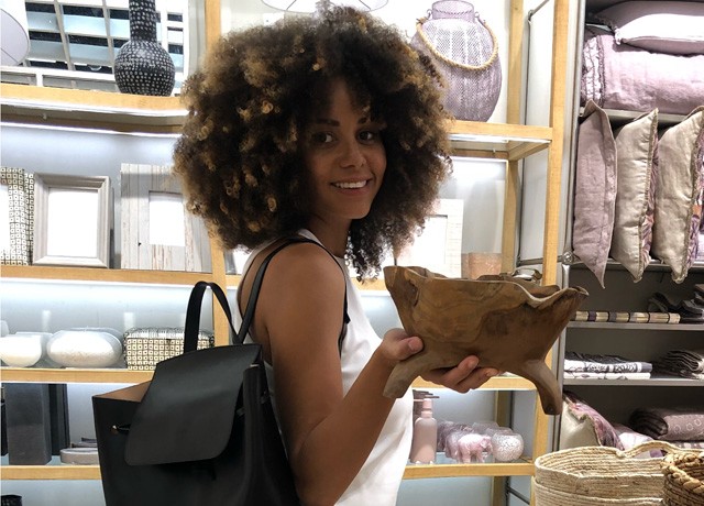 Bianca minimalista szettben indult a beszerző körútra