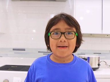 A világ legjobban fizetett youtubere csupán 8 éves, de az évi keresetétől elájulsz