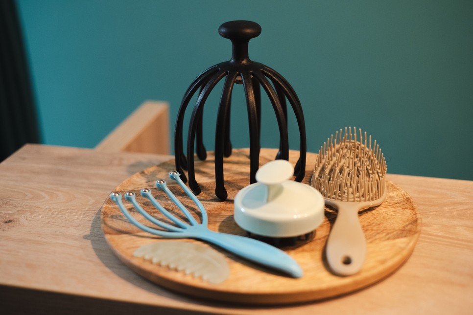 Ilyen és ezekhez hasonló eszközökkel dolgoznak a Sensory ASMR szalonban, mely ASMR-re épülő szolgáltatásaival első a magyar piacon