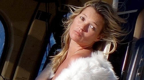 Kate Moss folytatja: 43 évesen most egy helikoperen fotózták meztelenül