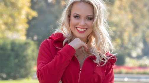 Tökéletesen áll a piros Kiss Virágnak