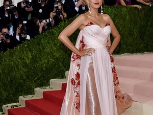 A terhes Blake Lively tündöklő rózsaszínben a Met gálán