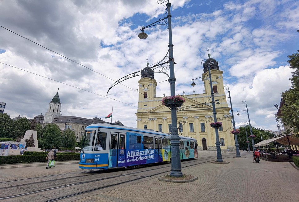 Szabó Magda édesanyja mondta, hogy ha már ők nem lesznek, képzelje majd azt, hogy a Református Nagytemplom egyik tornya az apja, a másik pedig az anyja, így mindig ott lesznek vele, hogy üdvözöljék őt, ha valahonnan hazatér
