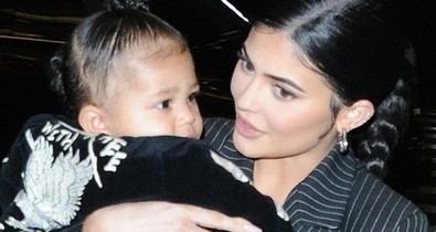 Kylie Jenner 1 éves kislánya nagyobb babaházat kapott karácsonyra, mint az én lakásom