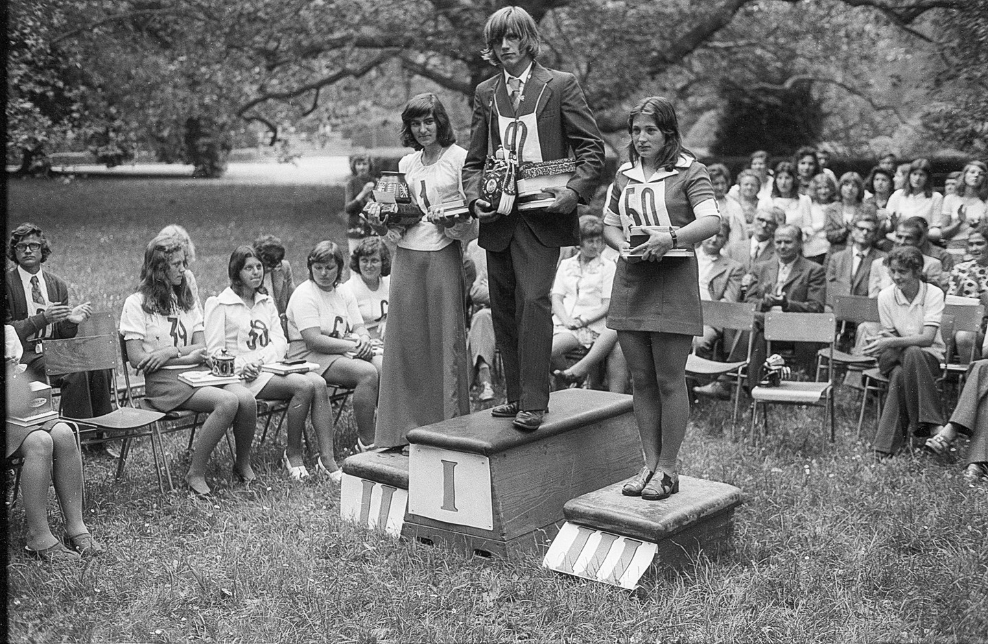 Martin Gábor fotográfus az 1970-es évekbeli, főként békéscsabai fiatalok szórakozását örökítette meg, míg lánya a mai Londonban készít felvételeket