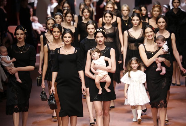 Éljenek az anyukák! Soha cukibb divatbemutató még nem volt!