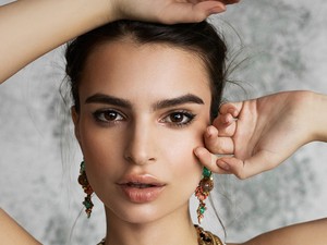 Nemcsak meztelenül, ruhában is ellenállhatatlan Emily