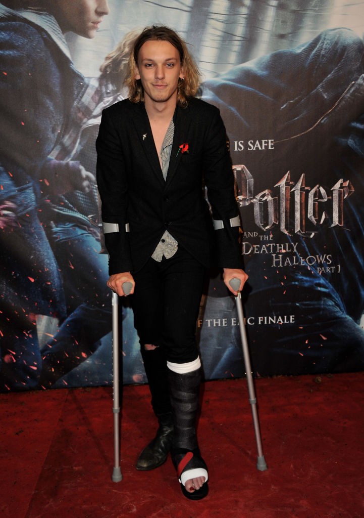 2010-ben, a Harry Potter és a Halál Ereklyéi első részének premierjén törött lábbal és mankóval bicegett végig a vörös szőnyegen. 