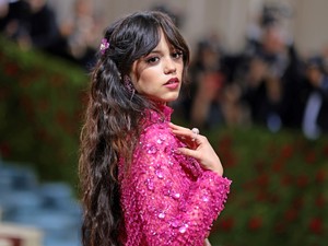 Jenna Ortega nemcsak Hollywood új üdvöskéje, de a vörös szőnyeg új hercegnője is