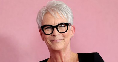 A 66 éves Jamie Lee Curtis hatalmas dekoltázsától még te is zavarba jössz, merész ruhadarabot vállalt be a színésznő