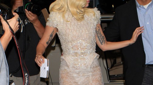 Lady Gaga estélyiben repül