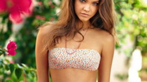 Videó: Palvin Barbara bikinis fotózása a Calzedoniával