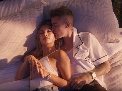 A legromantikusabb dallal és klippel kedveskedik Justin Bieber feleségének, Hailey Biebernek