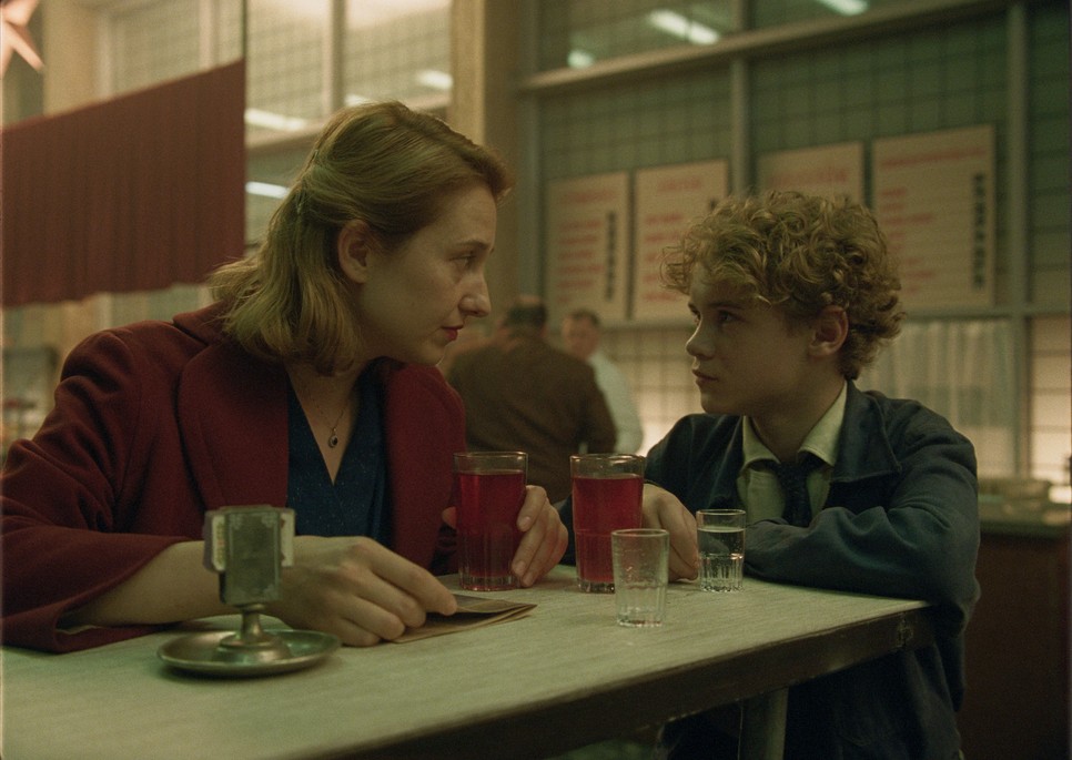 Az Árva főszereplőjét, Barabás Bojtorjánt több mint tízezer fi ú közül választották ki, filmbeli édesanyját Waskovics Andrea játssza