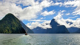 A Milford Sound, maori nyelven Piopiotahi, Új-Zéland legismertebb fjordja (sziklafalakkal, hegyekkel övezett, a szárazföldbe mélyen benyúló tengeröböl) az ország Déli-szigetén, a Fiordland Nemzeti Parkban. &#12288;