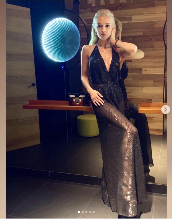 Ebben a gyönyörű meztelenruhában ünnepelte a születésnapját 2019-ben. 