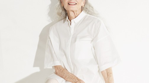 87 éves modell vagánykodik Vans cipőkben