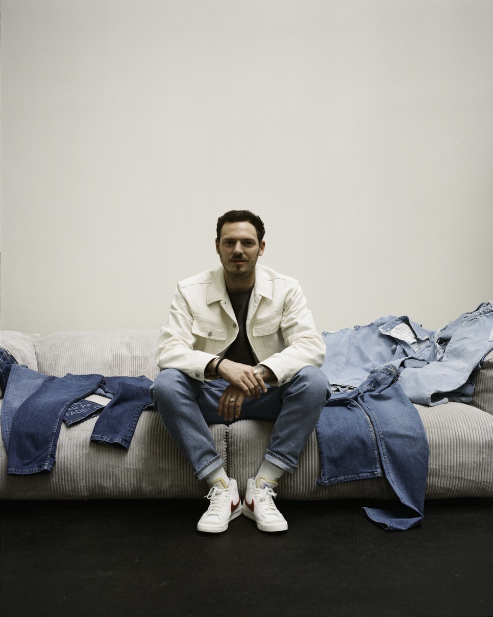 A C&A Fit Factory gyárában Felix Holtgrave, a 140Fahrenheit tagja festi ökotudatosan a farmereket Fotó: Thomas Schoger