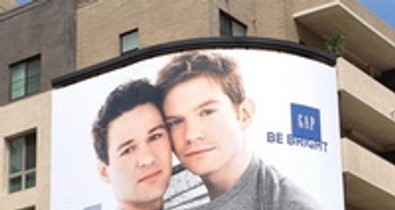 Meleg párral kampányol a GAP