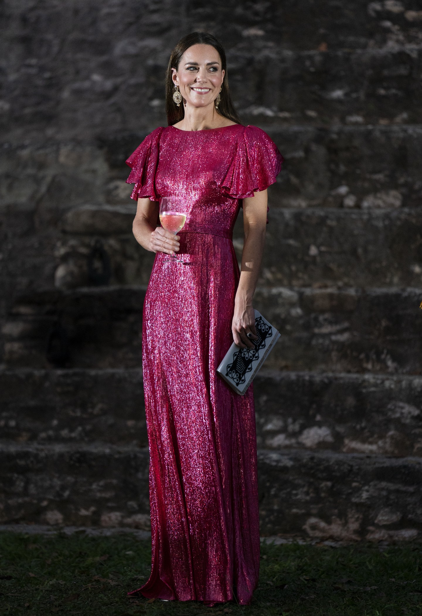 A mi egyik legnagyobb kedvencünk kétségtelenül Katalin pink flitterekkel borított The Vampire’s Wife kreációja, amit 2022-ben viselt a jamaicai körútja során.  