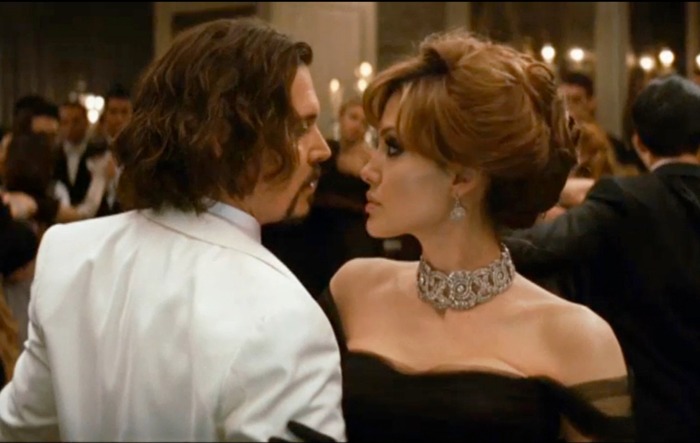 Az utazó (2010) Az amerikai Frank Tupelo (Johnny Depp) egy átlagos életet élő matektanár, aki egy szerelmi csalódás után felejteni utazik Velencébe. A vonaton azonban megismerkedik a gyönyörű Elise-szel (Angelina Jolie), aki azonnal az ujja köré csavarja. Később kiderül, hogy a nő nem románcra vágyik, hanem csáberejét használva belerángatja Franket egy életveszélyes kémjátszmába.