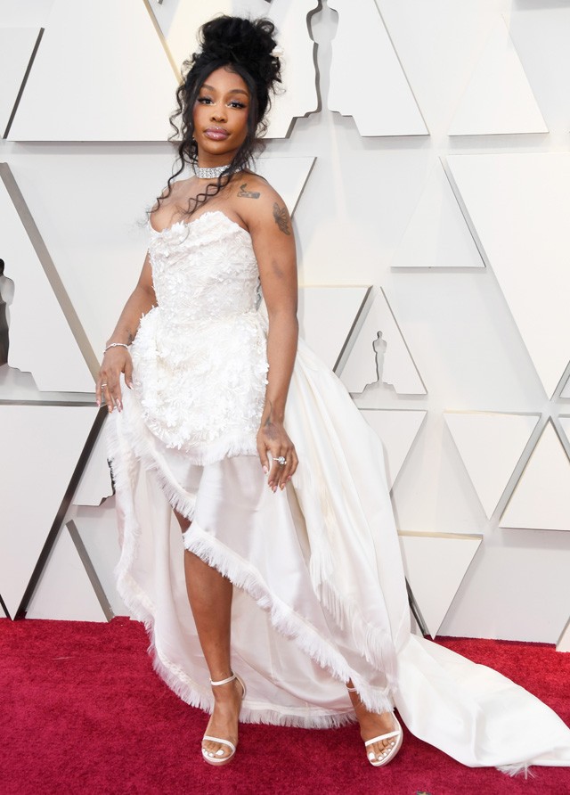 Az énekesnő SZA elképesztő szetteket tud választani, igazából ez a Vivienne Westwood kreáció a jobbak között van, de nem az esküvői kollekcióból van ez?
