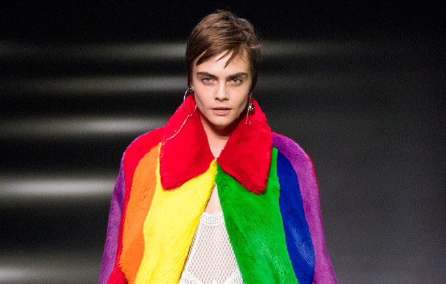 Cara Delevingne a Burberry kifutóján