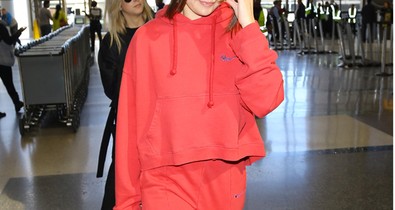 Selena Gomez-divatterror: melegítőhöz szandál