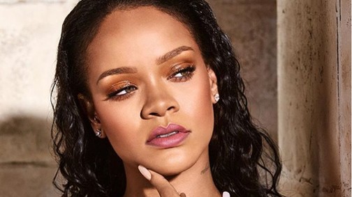 Rihanna testét tetőtől talpig arany borítja: dögös fotókon mutatta meg bájait