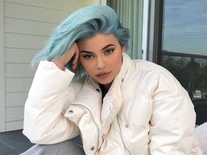 Kylie Jenner akkora eljegyzési gyűrűt villantott, hogy csak lesünk