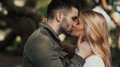 Meglágyul a szíved ezektől az első csókos sztoriktól