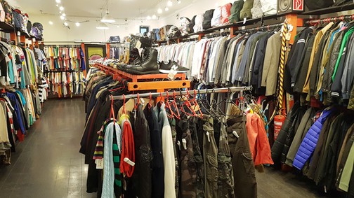 Töredékáron szerezheted be a legmenőbb darabokat ebben a budapesti vintage boltban