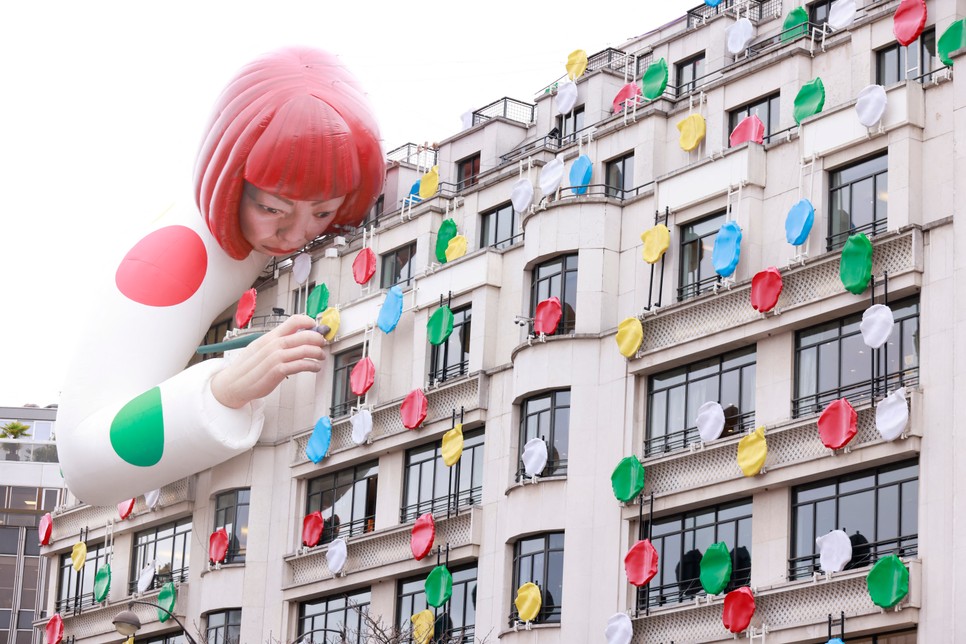 Yayoi Kusama óriásszobra magasodik a Louis Vuitton Champs-Élysées-n található üzlete fölé