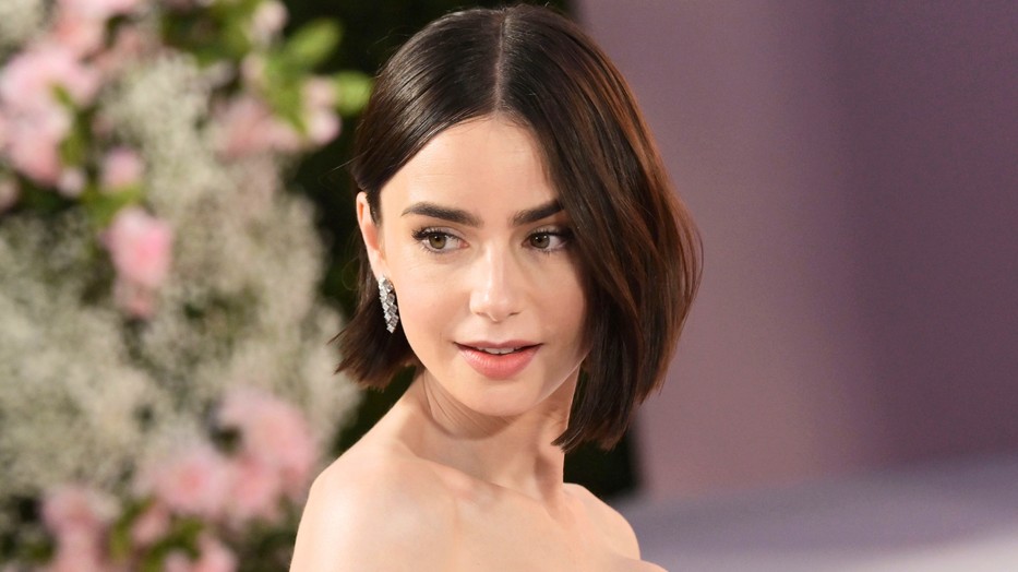 Lily Collins pucérruhában vonzotta magára a tekinteteket