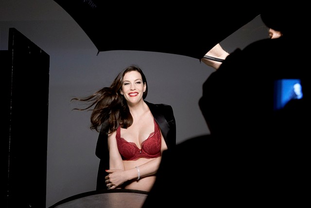 Liv Tyler ledobta a ruháit a Triumph-nak, és élete legszexibb fotói készültek róla