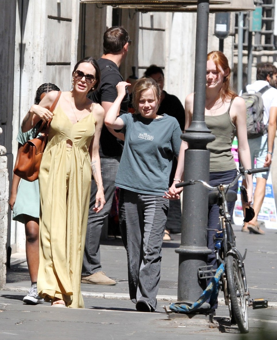 Angelina Jolie a nyári lenge öltözködés poszterlánya