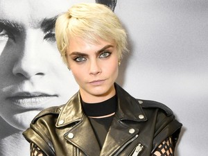 Atyaég! Rita Ora mellét nyalogatja Cara Delevingne, ezt a fotót posztolta az énekesnő