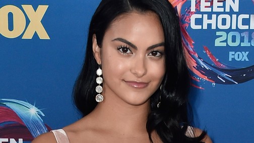 Őőő, oké! Camila Mendes egy palacsintát használ alapozószivacsként
