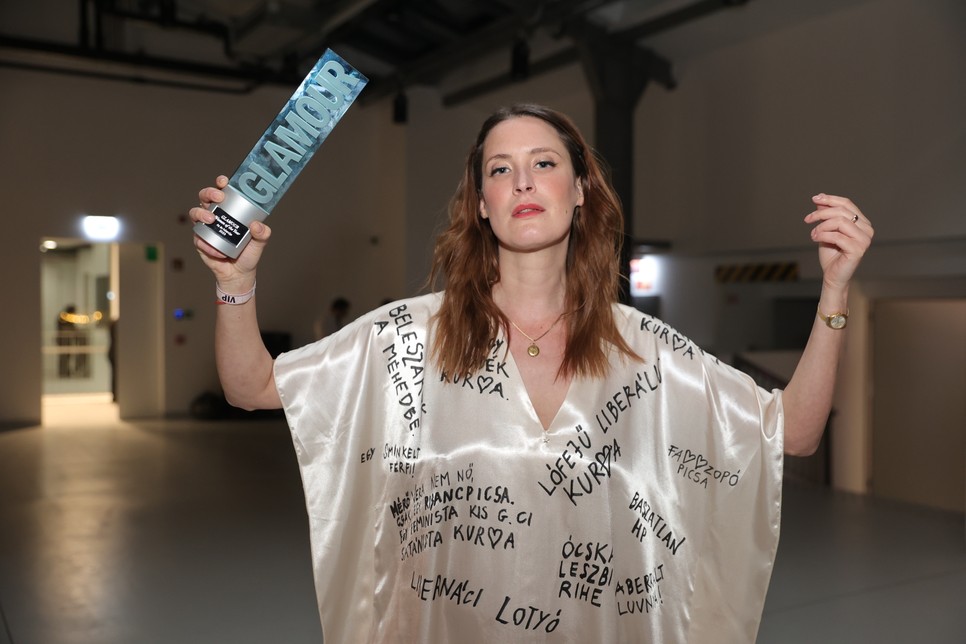 Mérő Vera író, jogvédő, aktivista ruháján az őt gyalázó kommentek szerepelnek