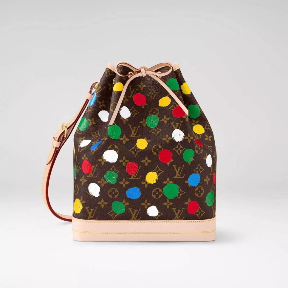 Egy táska a 2023-as Louis Vuitton x Yayoi Kusama kapszulakollekcióból. A francia divatház tíz évvel az első sikeres projekt után, 2022 decemberében jelentette be az ikonikus japán művésszel való újabb együttműködését