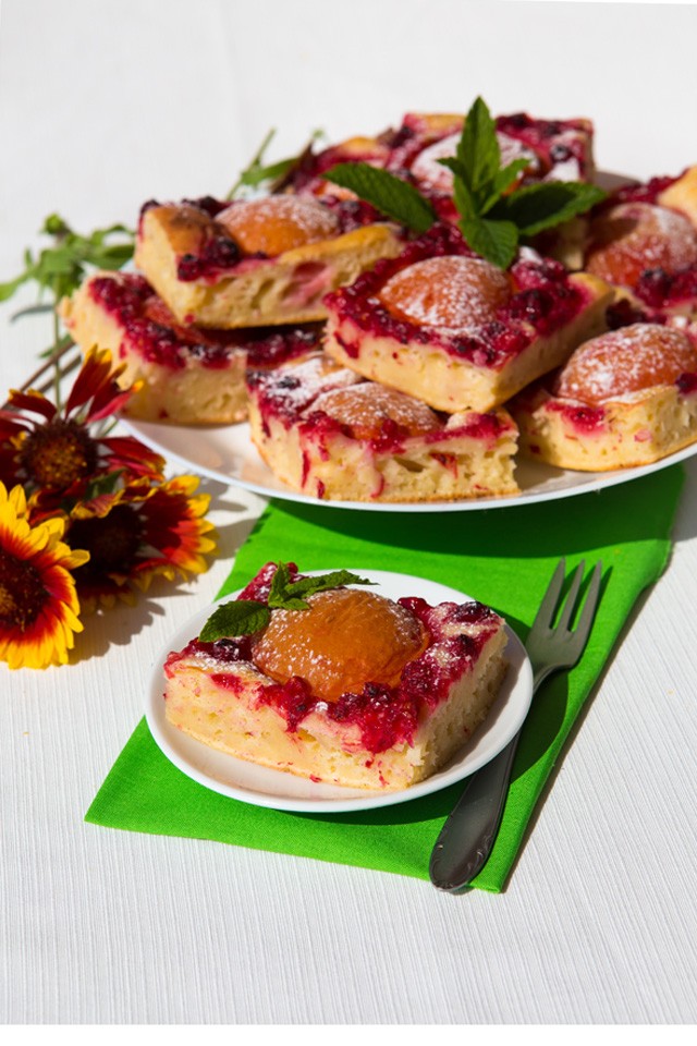 Mennyei ribizlis-sárgabarackos süti a meleg délutánokra