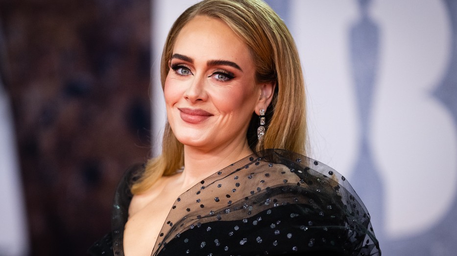 Micsoda meglepetés: Adele lélegzetelállító ruhában jelent meg egyszer csak a BRIT gálán