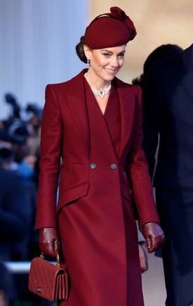 Katalin hercegné az őszi-téli szezon egyik legrendibb színében, burgundiban. Az Alexander McQueen kabátruha ugyan meseszép, de a mi szemünk a nagybetűs kiegészítőn akadt meg. A steppelt, borjúbőrből készült Chanel „Boy” táska minden nő szívét megdobogtatja. Imádjuk, hogy ez a darab a márka 2015-ös/2016-os őszi-téli kollekciójából való, de soha, ismételjük SOHA nem fog kimenni a divatból.