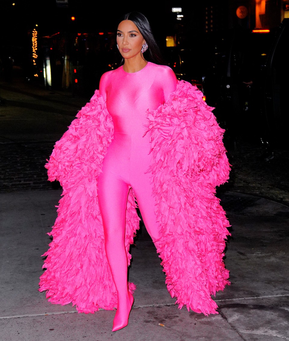  Kim Kardashian flamingó ruhában távozik a tévéstúdióból