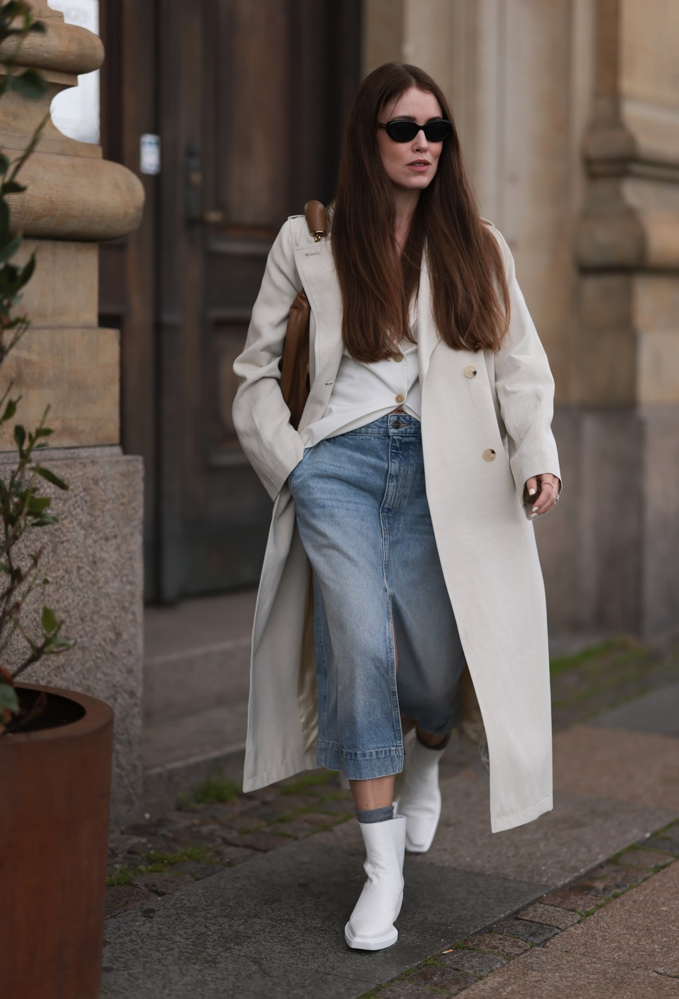 Lily Allen megtalálta a tökéletes átmeneti megjelenést, melynek alapja a maxi farmerszoknya