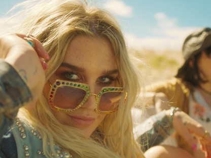 Kesha felcsapott papnak, összeadott két lányt, és minderről egy videoklip is készült