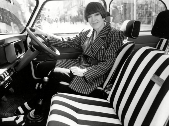 Mind a miniszoknya, mind a Mini autó hírének csak jót tett, amikor a már híres Mary Quant megtervezte egy guruló kedvencének a belsejét: fekete-fehér csíkos üléshuzatok és piros biztonsági övek díszítették a szoknya nevét adó trendi kisautót.