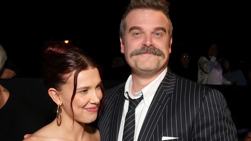 Millie Bobby Brown tisztázta, milyen most a kapcsolata a zaklatásával vádolt David Harbourrel
