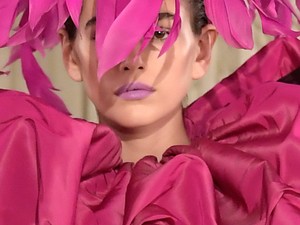 Te jó ég! Kaia Gerber fején egy hatalmas fukszia éktelenkedik!